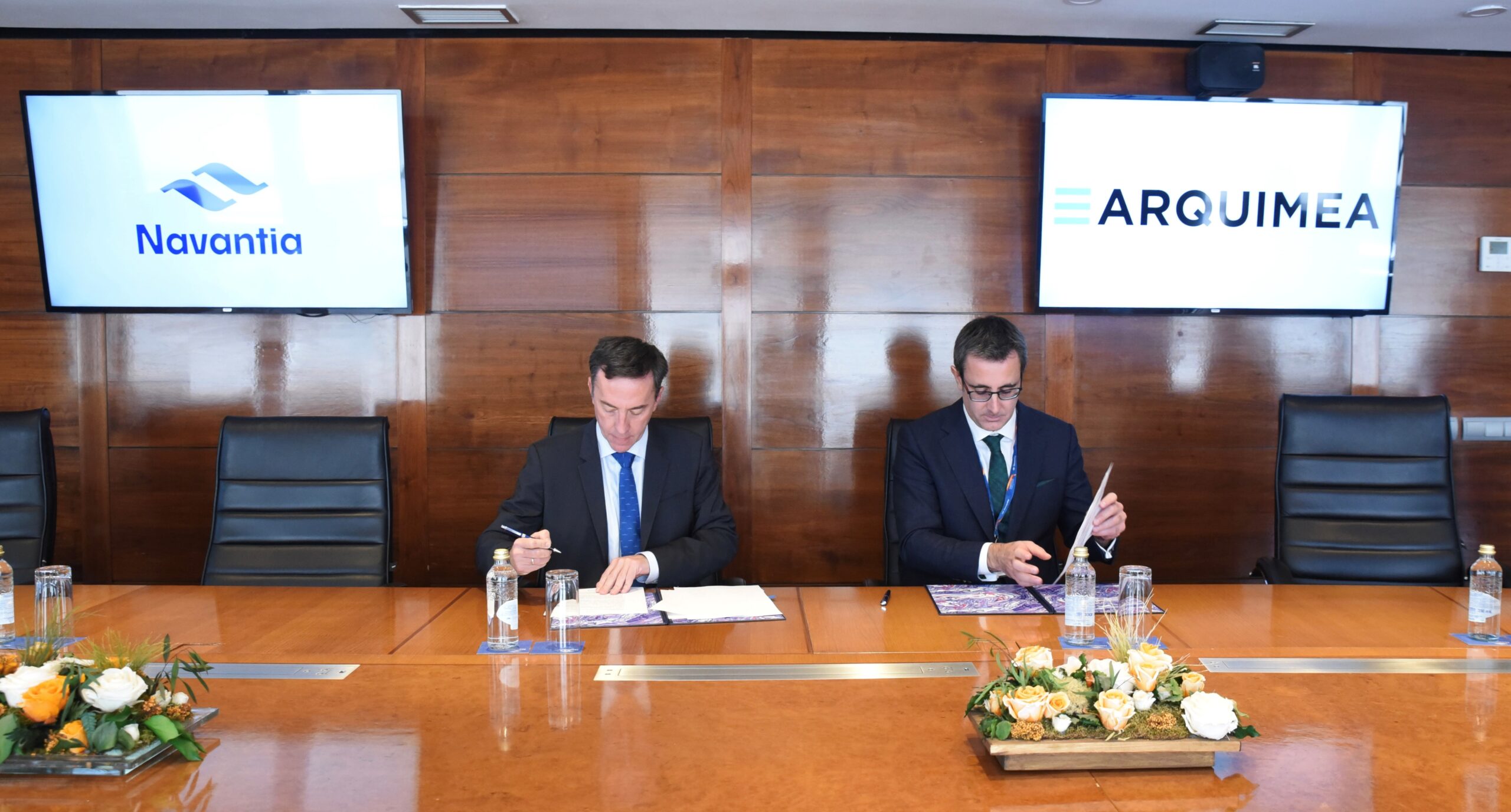 Diego Fernández and Ricardo Dominguez signing the agreement between ARQUIMEA and Navantia